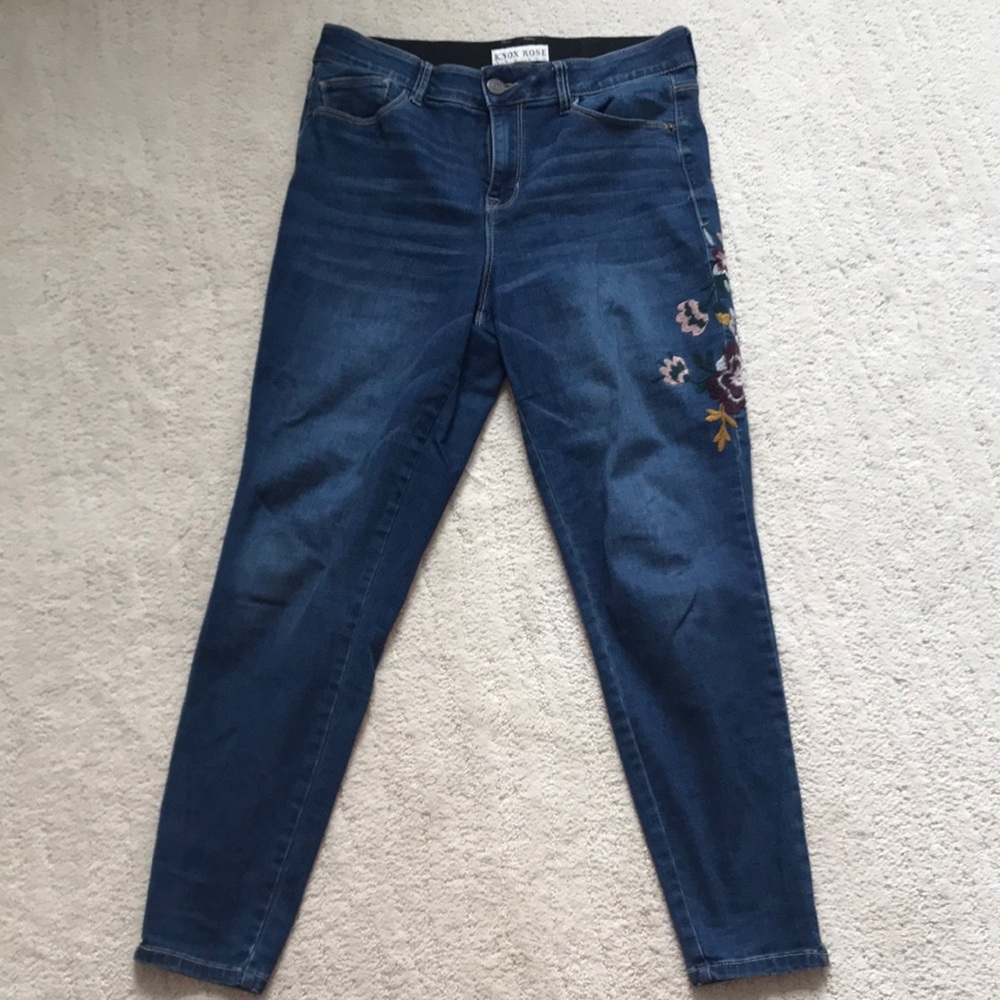 Flower 🌸 embroidered jeans